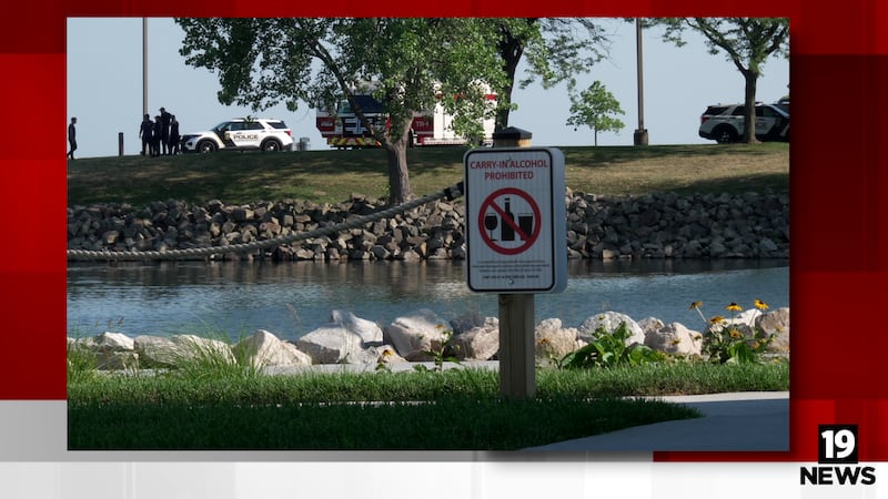 Varias agencias buscaron en el lago Erie la noche del sábado y continuaron la búsqueda el...