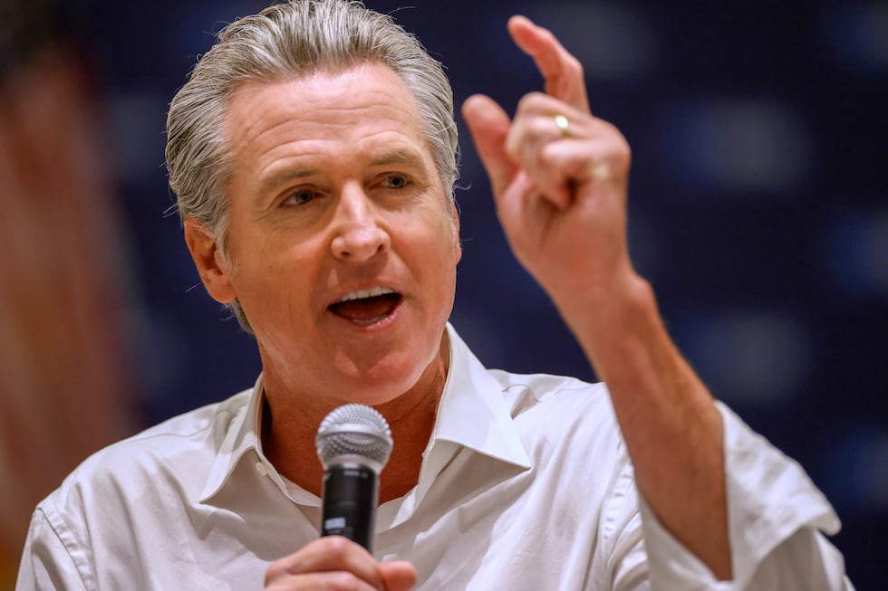 El gobernador de California, Gavin Newsom, habla en un evento de campaña de candidatos...