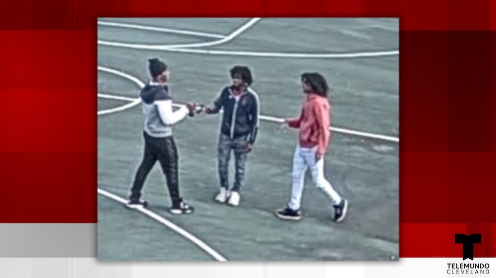 “La policía de Cleveland está buscando a los sospechosos que, según los agentes, asaltaron a...