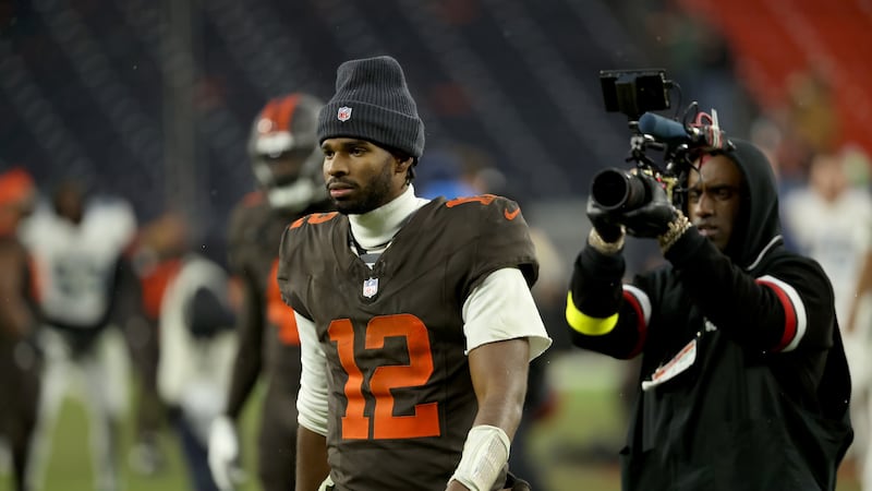 El mariscal de campo de los Cleveland Browns, Shedeur Sanders (12), abandona el campo de juego...