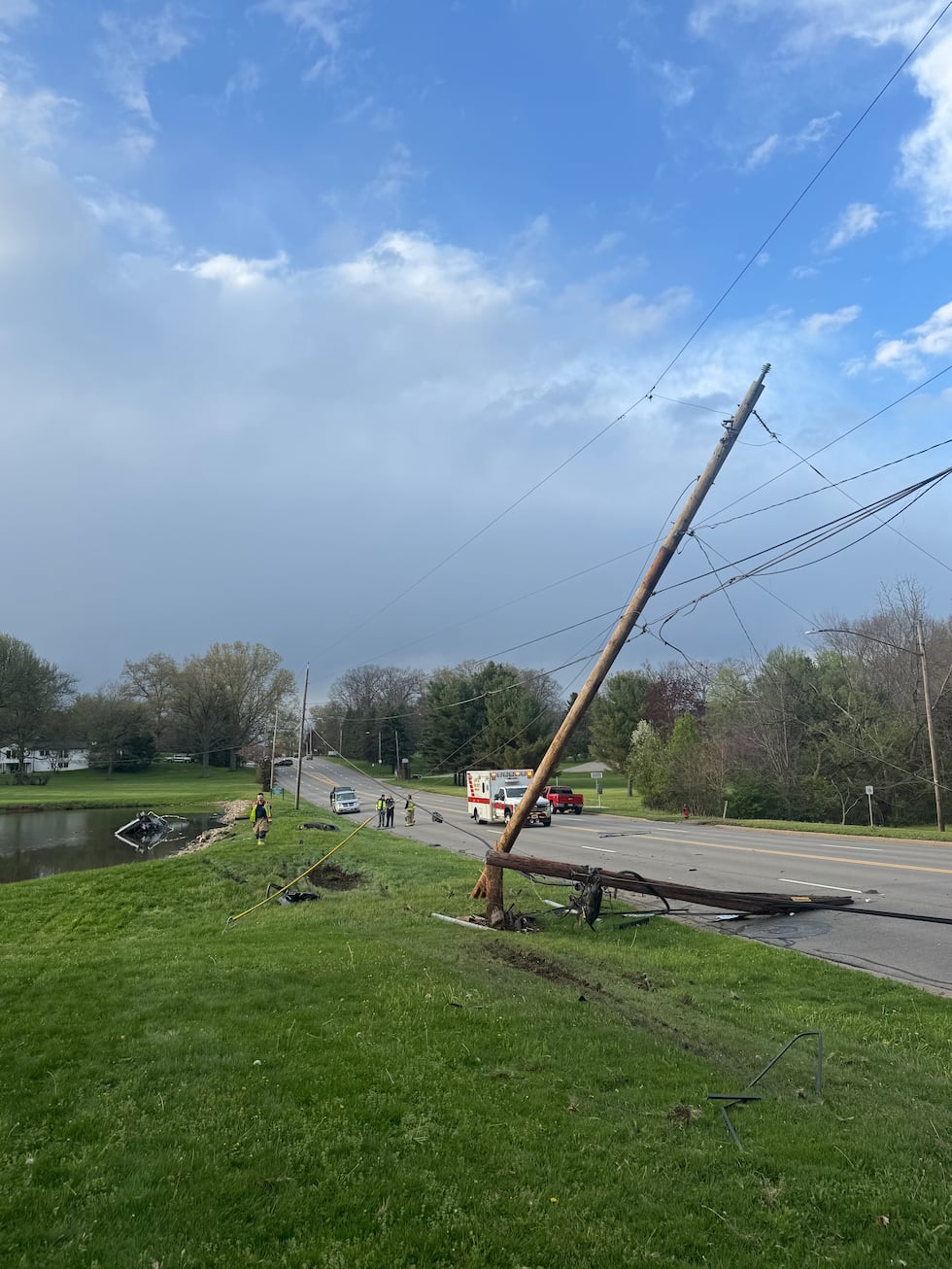3 personas expulsadas de un auto volcado tras caer en un estanque en Canton (Departamento de...