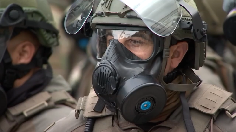 Agentes federales bloquean el acceso al edificio de ICE en Portland, Oregón, en medio de...