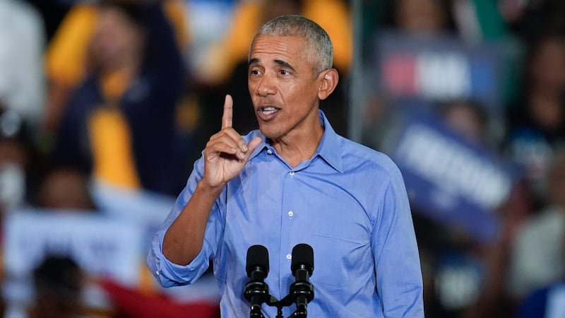IMAGEN DE ARCHIVO: El expresidente Barack Obama habla durante un mitin de campaña, el 24 de...
