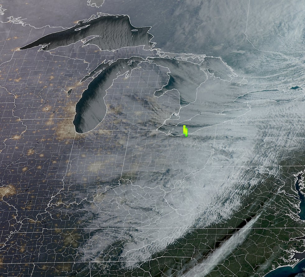 El mapeador de rayos geoestacionario (GLM) del satélite GOES-19 capturó un destello sobre el...