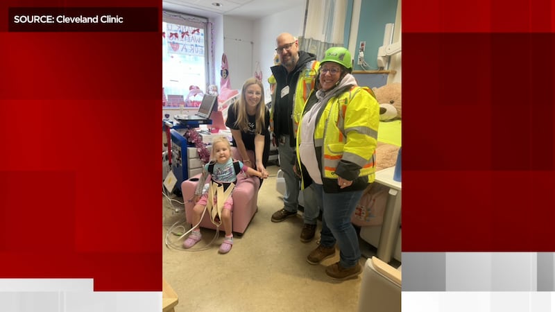 Brinley y algunos de los trabajadores de la construcción que la saludan a diario.
