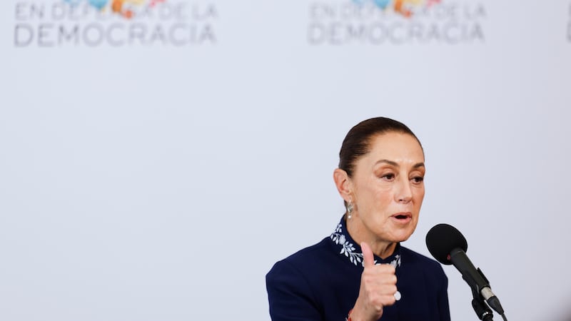 La presidenta mexicana Claudia Sheinbaum se dirige a los medios de comunicación en la cumbre...