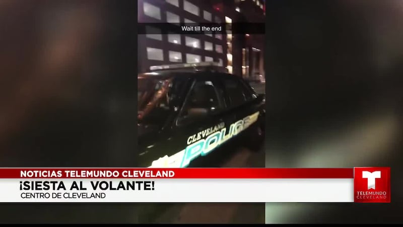 Oficial de la policía de Cleveland dormido al volante.