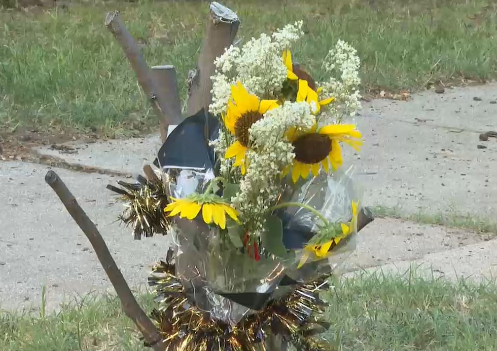 Flores colocadas como homenaje frente a la casa de Winfield donde ocurrió la tragedia.