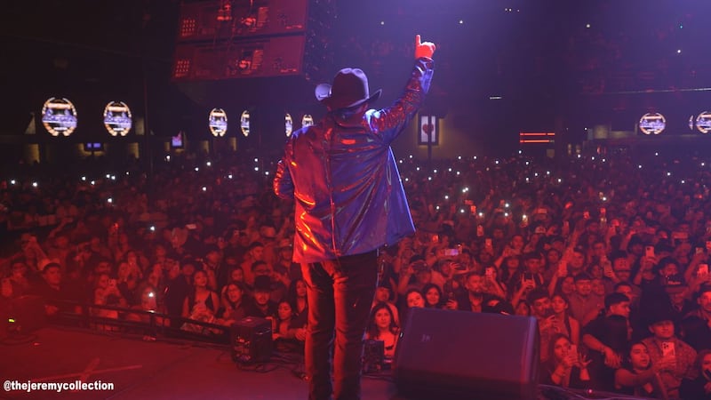 Entre lagrimas Joel Espinoza, primera voz y acordionista de la agrupacion Hermanos Espinoza,...
