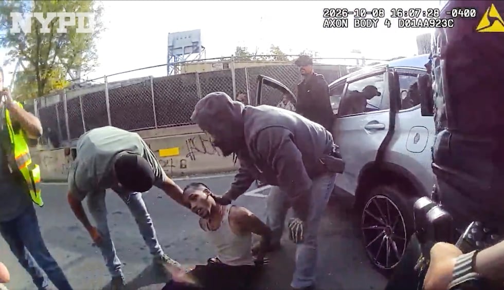 En esta imagen, tomada de un video de la cámara corporal de un agente y difundida por el...