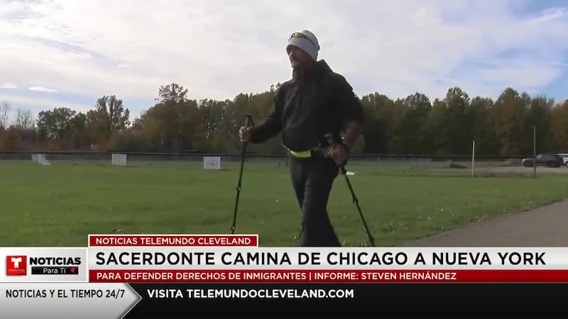 Un sacerdote del area de Chicago pasó por el noreste de Ohio a pie en su rumbo a Nueva York.