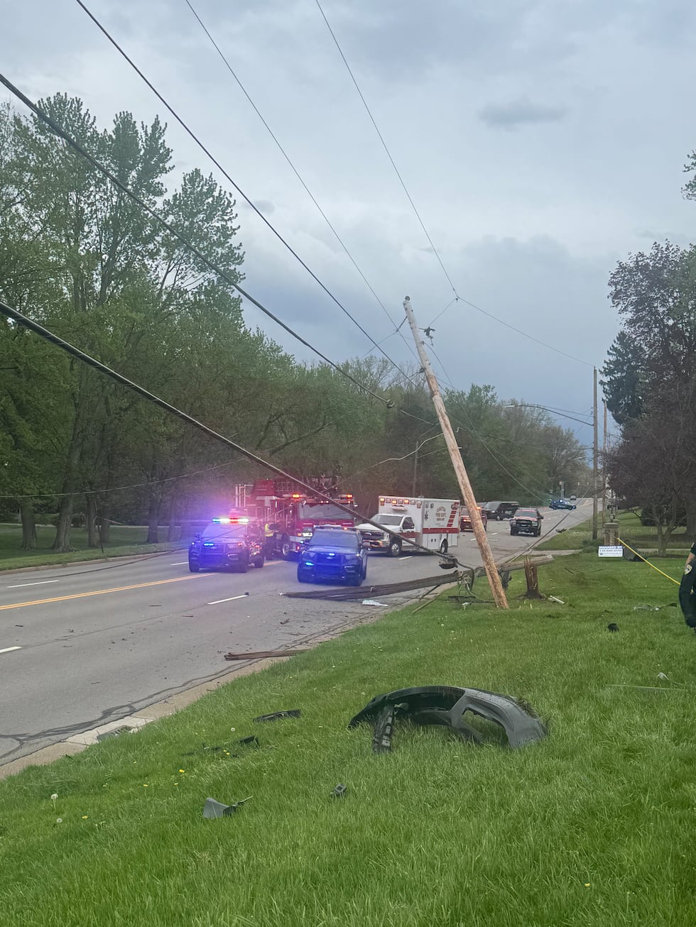 3 personas expulsadas de un auto volcado tras caer en un estanque en Canton (Departamento de...