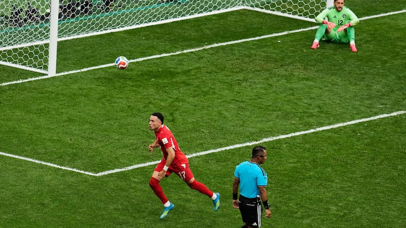 Rubén Vargas, de Suiza, festeja luego de convertir el penal decisivo de la tanda ante Camilo...