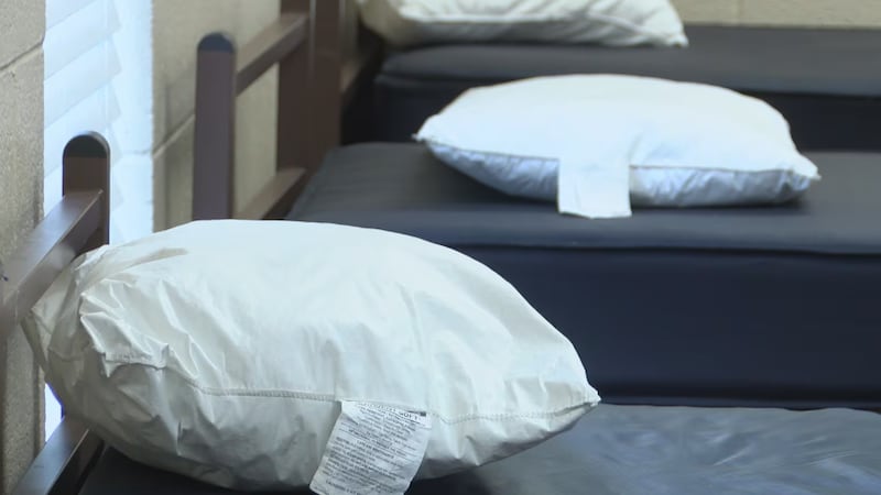 Los refugios proporcionan un lugar para que las personas sin hogar puedan protegerse del frío.