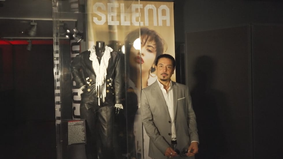 Chris Pérez visita el Salón de la Fama del Rock & Roll de Cleveland durante la presentación de...