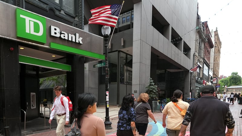 Peatones pasan frente a una sucursal del banco TD Bank, el 24 de junio de 2026, en Boston....
