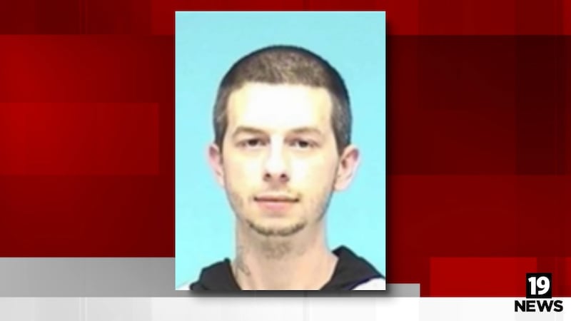Los investigadores informaron que Brian M. Foster, de 37 años, husmeaba  dentro de la joyería...