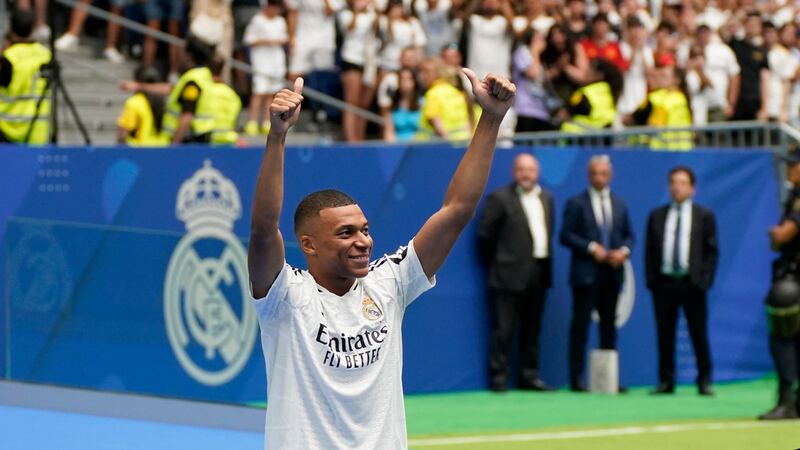 Mbappé se presenta como jugador del Madrid ante un Bernabeu atestado