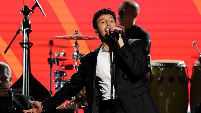 ARCHIVO - Sebastián Yatra canta 'O me voy o te vas' en la gala en honor a Marco Antonio Solís,...