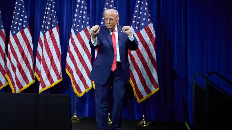 ARCHIVO - El presidente Donald Trump baila mientras abandona el escenario tras dirigirse a los...