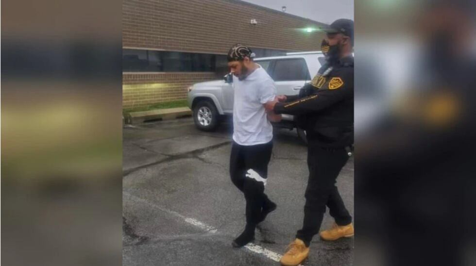 James Kimbrough es escoltado a la cárcel del condado Lorain luego de su detención la mañana...
