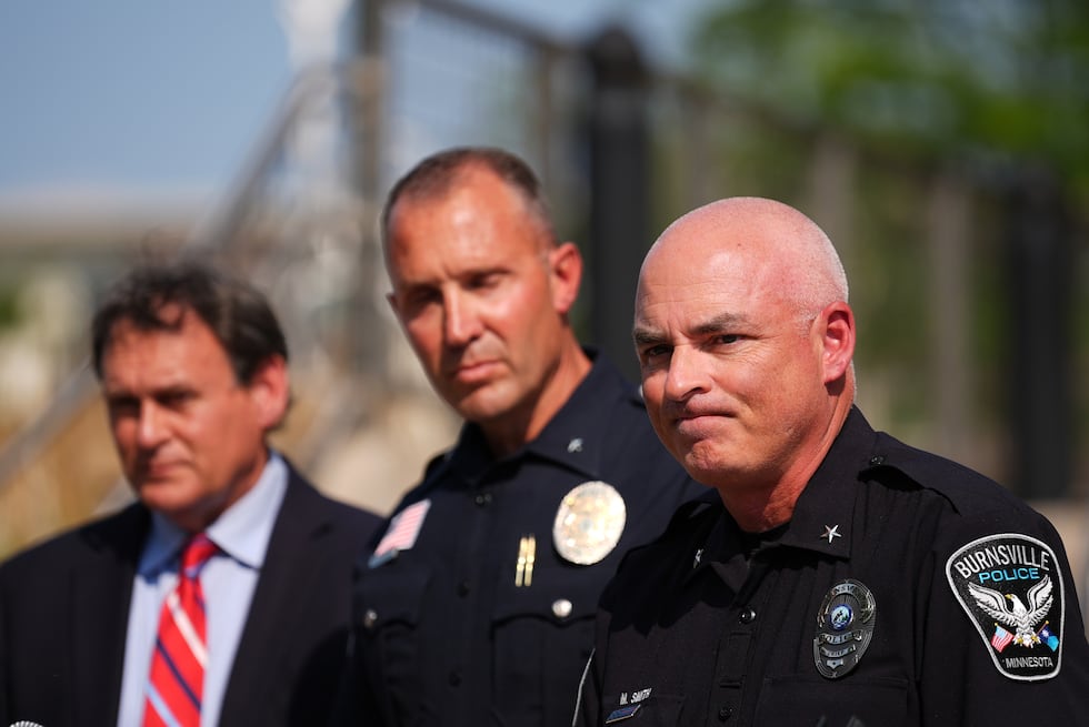 El jefe de policía de Burnsville, Matt Smith, a la derecha, durante una conferencia de prensa...
