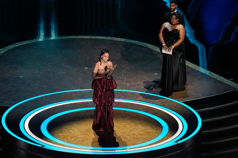 Zoe Saldaña recibe el Premio Oscar a mejor actriz de reparto por su papel en "Emilia Pérez" el...
