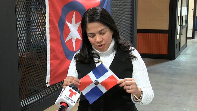 Yesenia Guerrero sosteniendo la bandera de República Dominicana, tras trágico accidente...