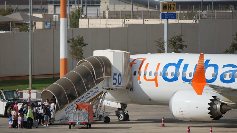 Pasajeros embarcan en un avión de FlyDubai en el Aeropuerto Internacional Ben Gurión, cerca de...