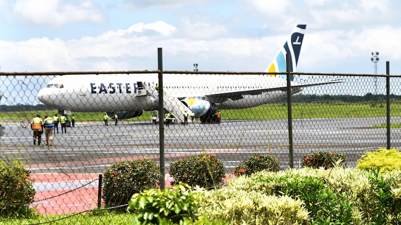 Un avión que transporta a personas deportadas de Estados Unidos llega al Aeropuerto...