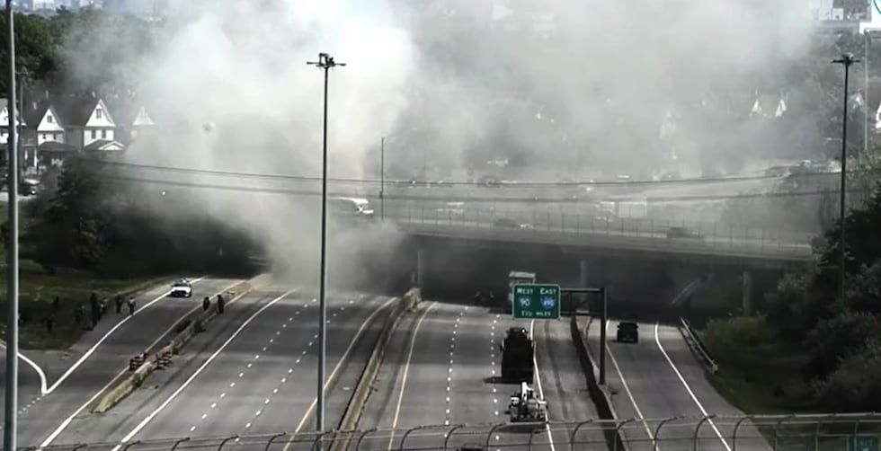 Los bomberos de Cleveland responden a un incendio debajo del puente de Fulton Road.