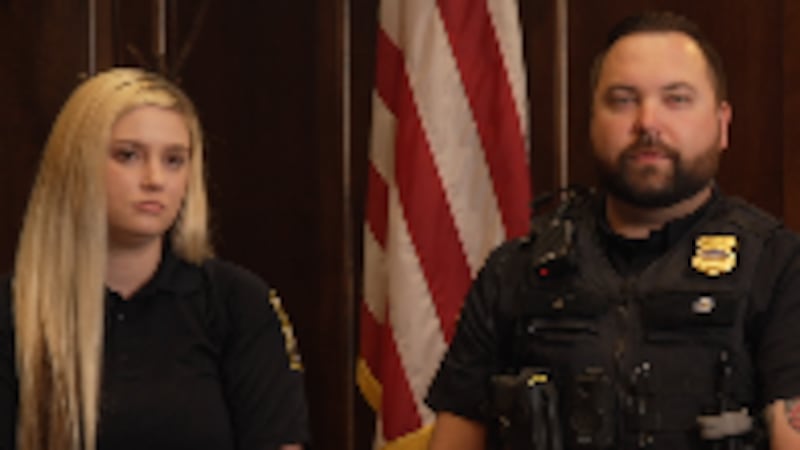 Oficial Makayla Bruce y sargento Daniel Kolcan, de la policía de Newburgh Heights