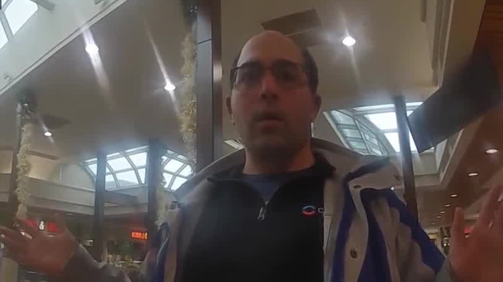 Un hombre fue acusado de grabar a un niño de 11 años usando el baño del centro comercial Great...