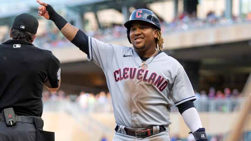 José Ramírez, de los Cleveland Guardians, celebra tras anotar contra los Minnesota Twins en la...