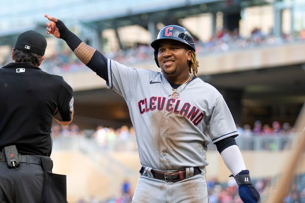 José Ramírez, de los Cleveland Guardians, celebra tras anotar contra los Minnesota Twins en la...