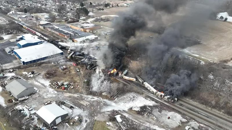 Esta foto muestra partes de un tren de carga de Norfolk and Southern que descarriló el viernes...