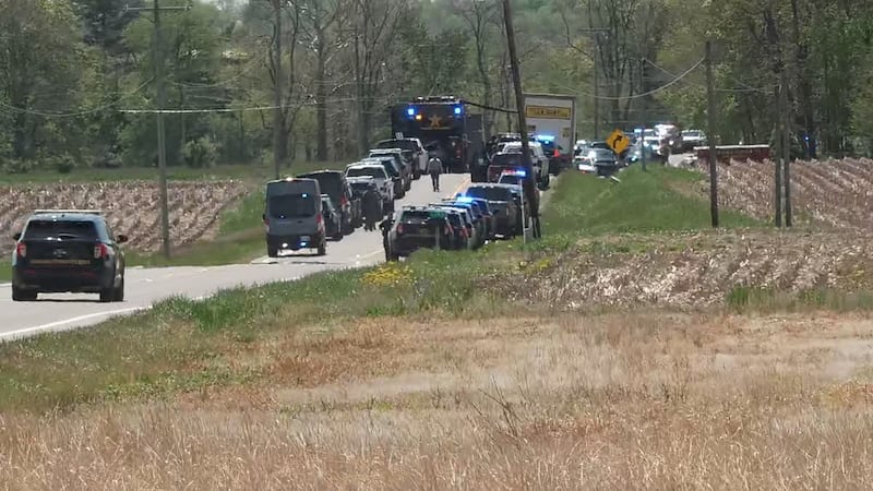 "Decenas de equipos de emergencia despliegan un operativo masivo en la escena del crimen en...
