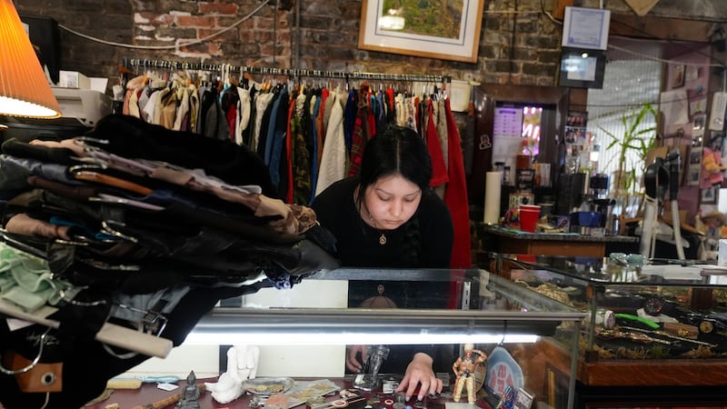 Satani Silva acomoda la mercancía en un local en Pilsen Vintage, un vecindario en Chicago, el...