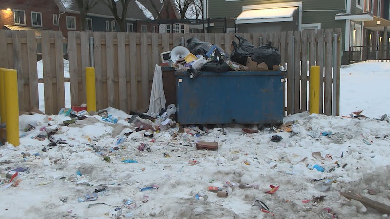 La basura literalmente se cae de los contenedores y ensucia las áreas comunes del complejo de...