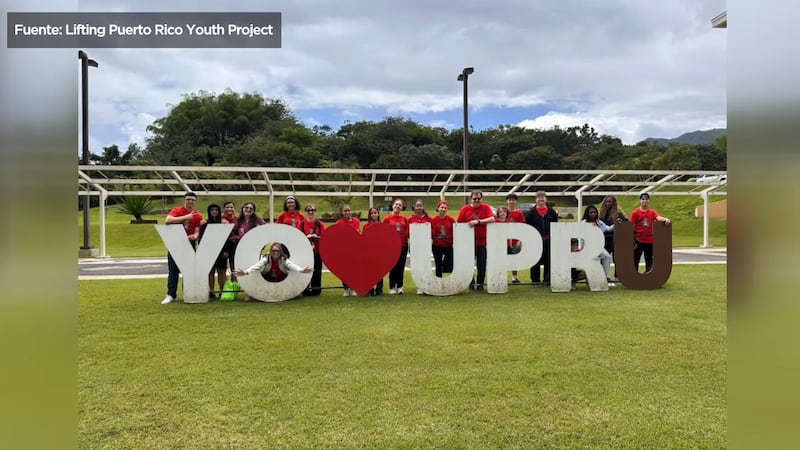 Los estudiantes trabajaron durante una semana en proyectos de servicio en toda la isla,...