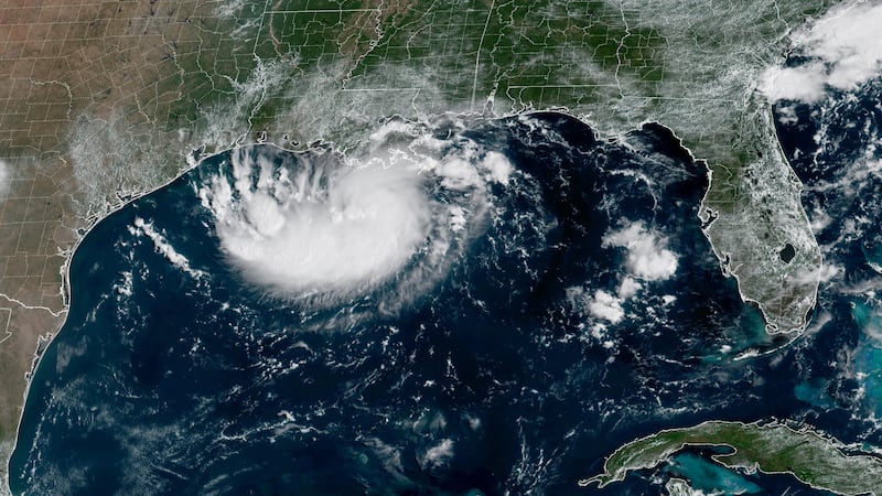 Esta imagen satelital difundida por la NOAA muestra al ciclón tropical potencial número cinco...