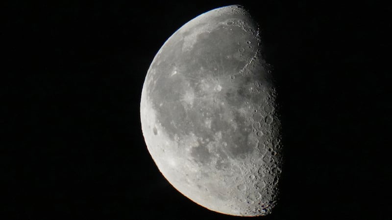 La Luna en cuarto menguante se observa en el cielo nocturno sobre Tallin, la capital de...