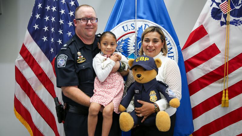 El oficial J. Lott se reunió con una niña que ayudo traer al mundo y luego salvo en diciembre...