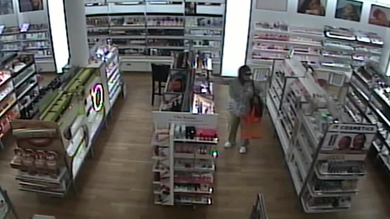 Arrestan a mujer acusada de robar miles de dólares de tiendas de belleza
