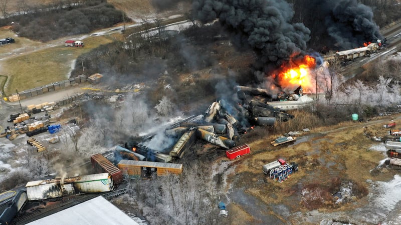 Esta foto tomada con un dron muestra partes de un tren de carga de Norfolk and Southern que...