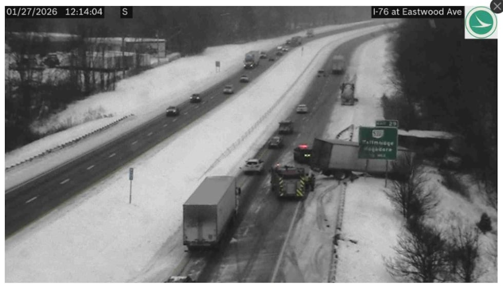 2 semirremolque se sale de la via y termina entre los arbustos; condado Summit