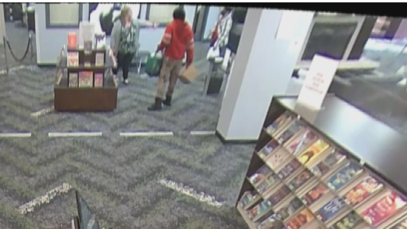 Las imágenes de vigilancia de la biblioteca Kent Branch en Toledo muestran a una persona...