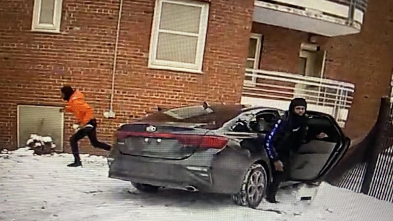 Un detective de la policía de Cleveland de 28 años permanece en el Centro Médico MetroHealth,...