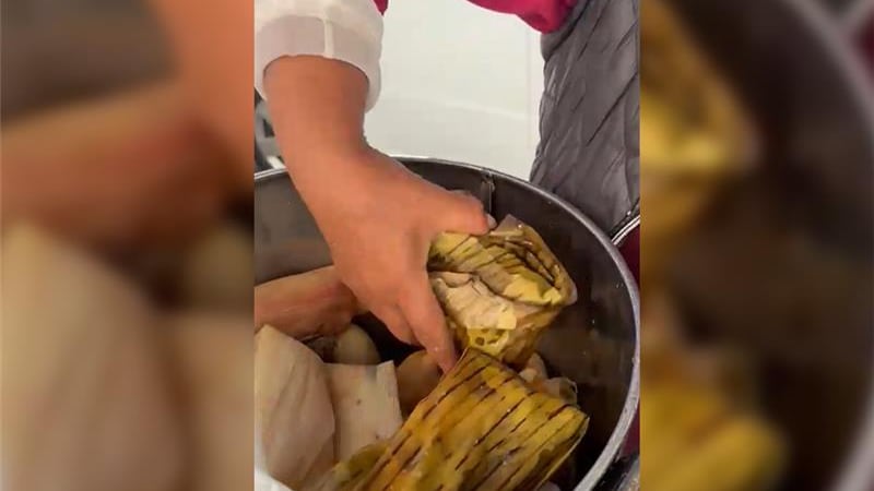 Imagen referencial de tamales en una olla en un puesto de venta ambulante en México. Foto:...