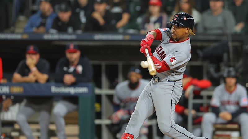 José Ramírez, de los Cleveland Guardians, conecta un jonrón de dos carreras durante la quinta...
